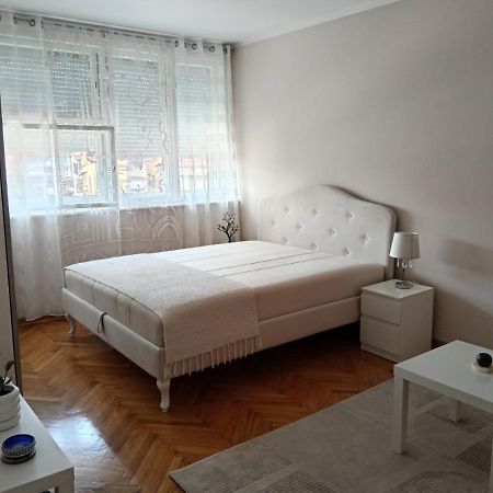 Red Square Apartment Pirot Eksteriør bilde