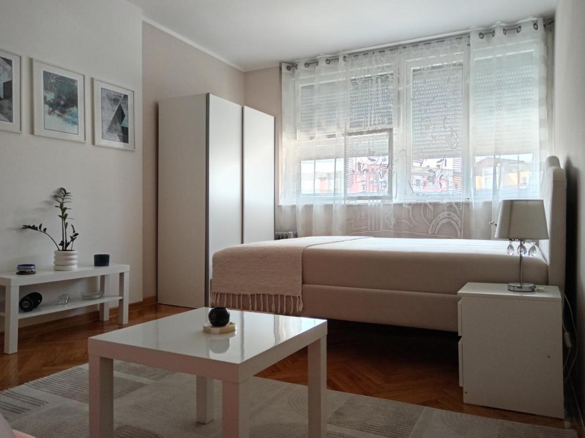 Red Square Apartment Pirot Eksteriør bilde