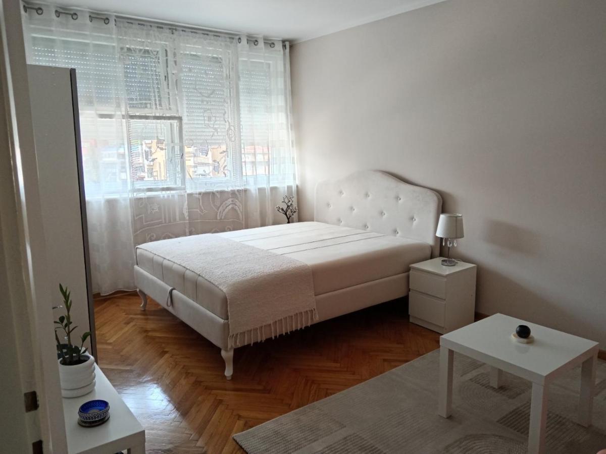 Red Square Apartment Pirot Eksteriør bilde