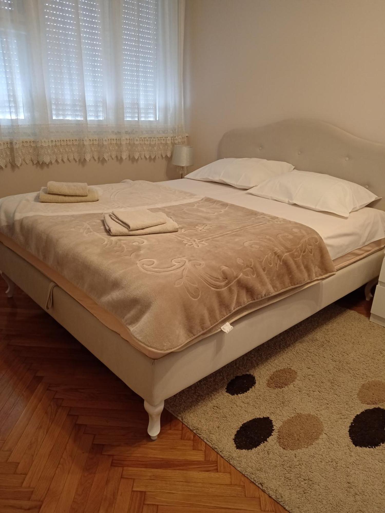 Red Square Apartment Pirot Eksteriør bilde